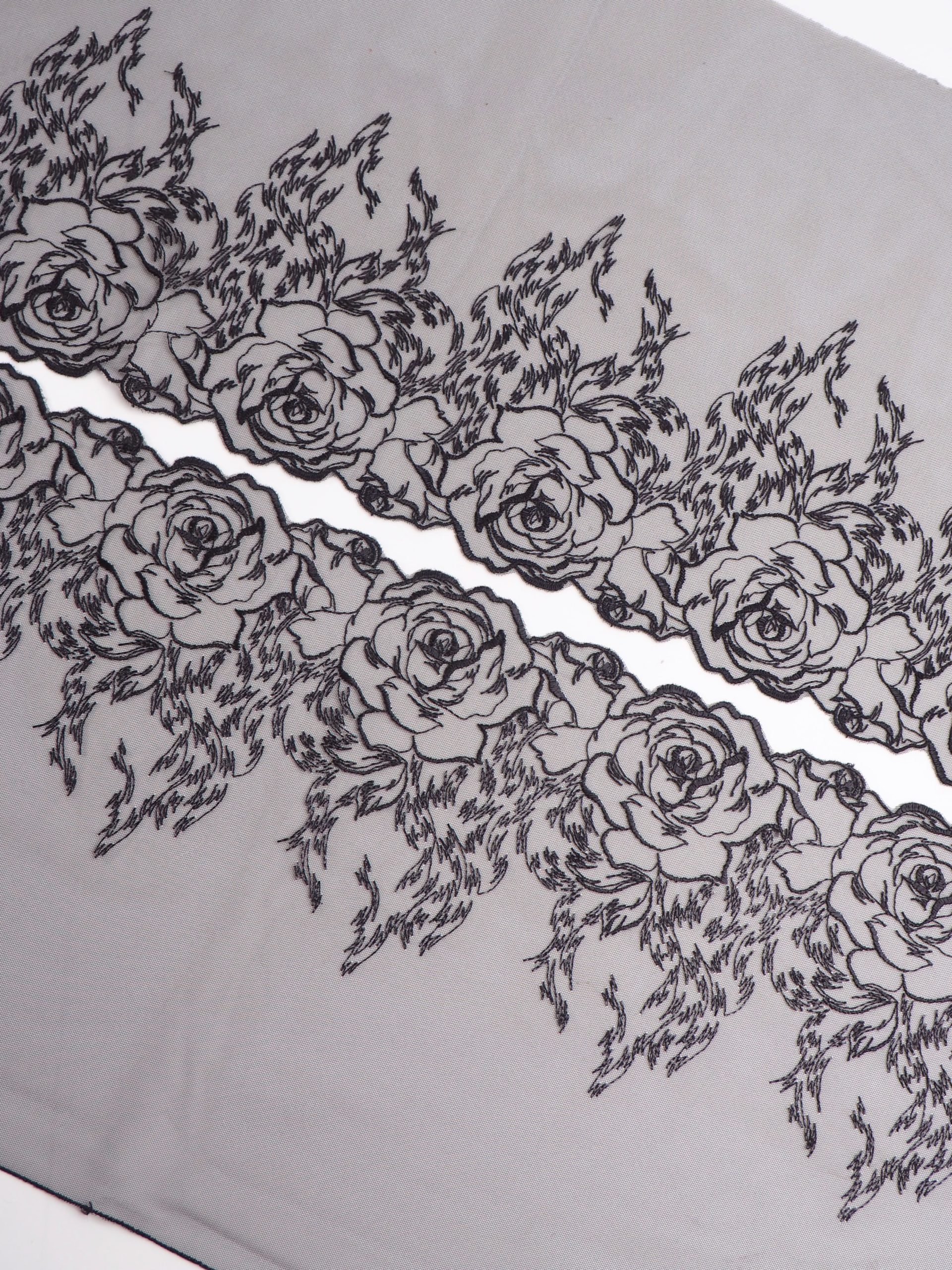 Вышивка на сетке черная с люрексом неэластичная ширина 22 см ОТРЕЗЫ