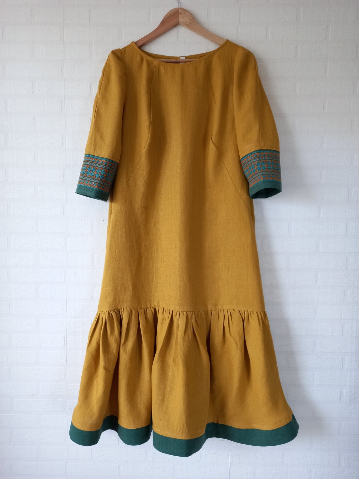 Пелагея. Платье льняное, миди с рукавом 3/4 и манжетами с вышивкой в этностиле PL-42163