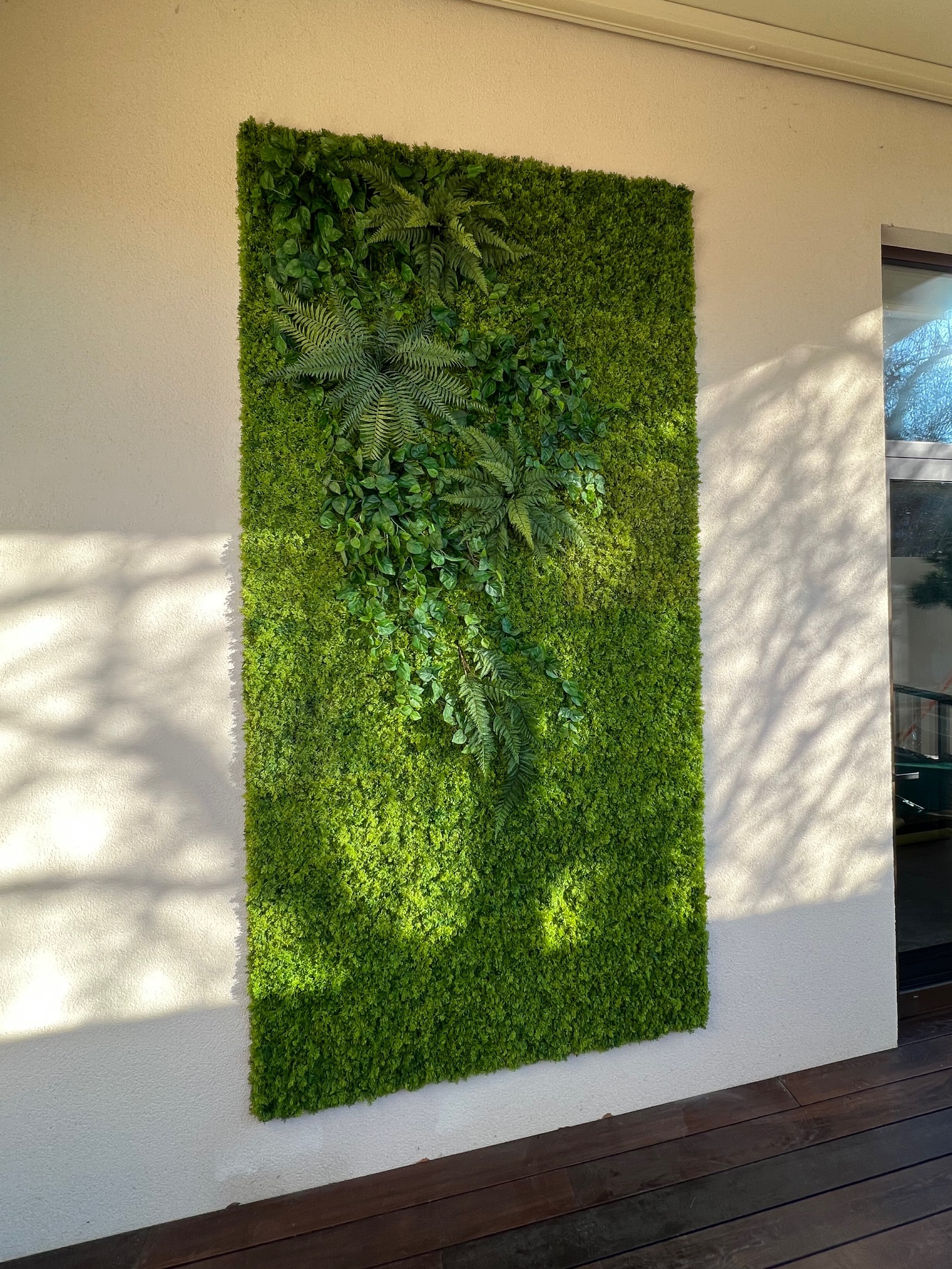 Панно на стену из декоративных растений на шпалере