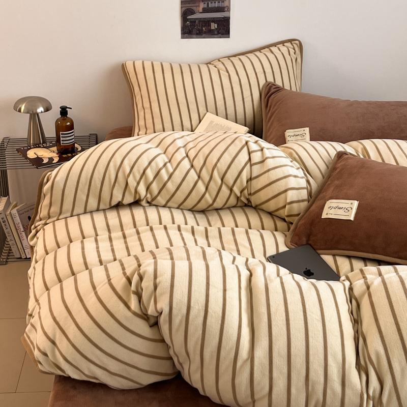 Постельное белье ЕВРО (двуспалка) Велюр Коричневый в полоску