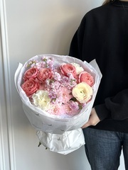 Сборный букет из хризантемы, маттиолы, кустовых пионовидных роз и диантусов роз - размер S