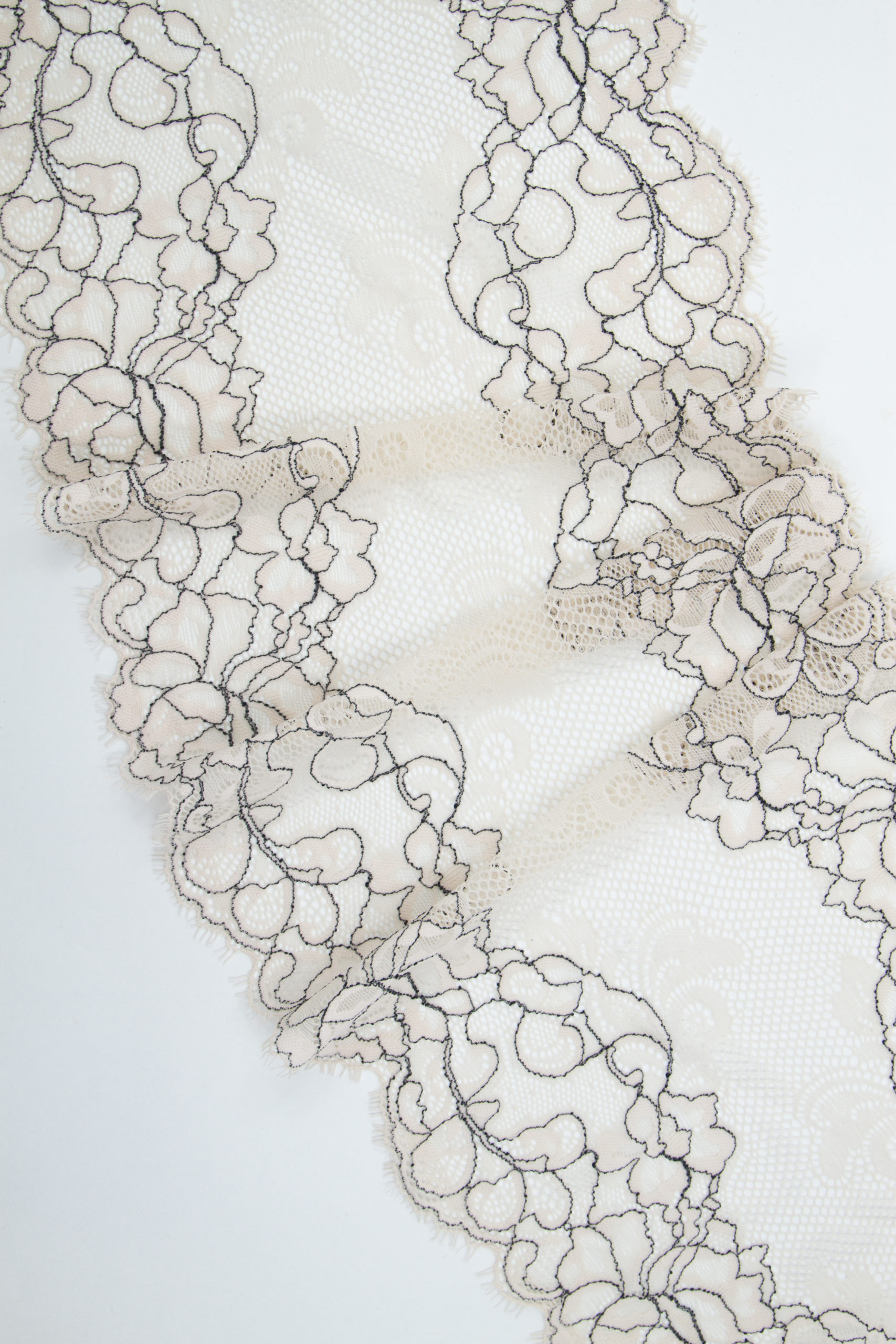 Кружево шантильи персико-бежевое с серым эластичное ширина 22 см