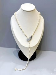 kole-galstuk-iz-zhemchuga-s-zastezhkoj-peryshko