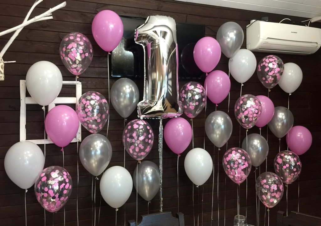 Украшение стены шариками в квартире на День рождения девочки