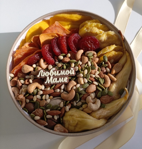 Орехи и сухофрукты в круглой коробке