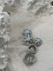 Пуговица серебристая объёмная с голубой и молочной эмалью