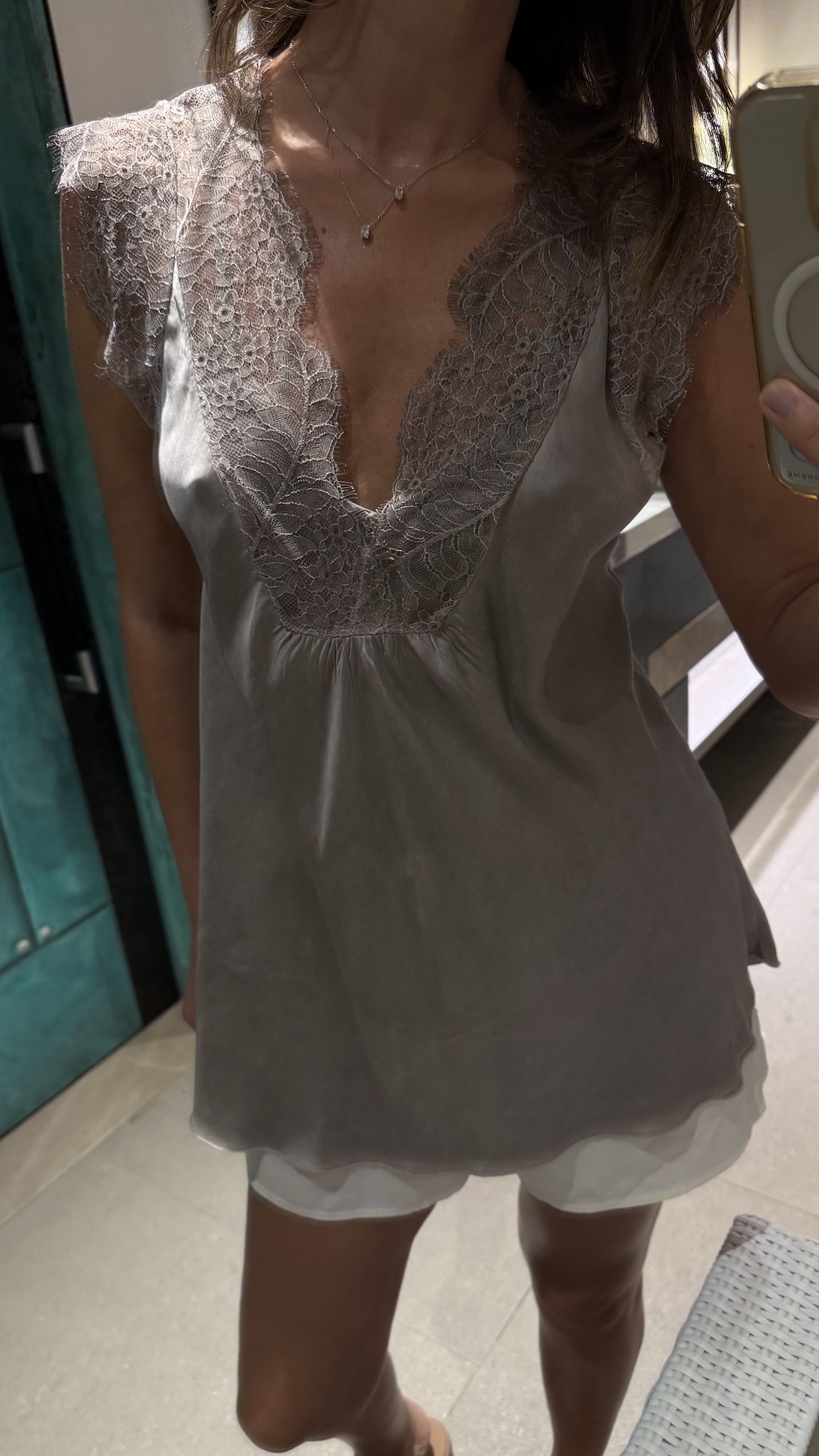 Топ с кружевом на вырезе и на плечах