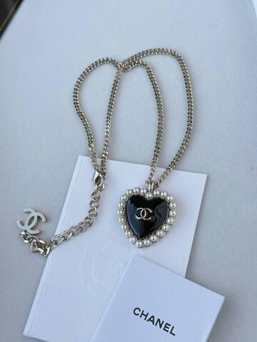 kole-chanel-s-podveskoj-serdce-s-chernoj-ehmalyu