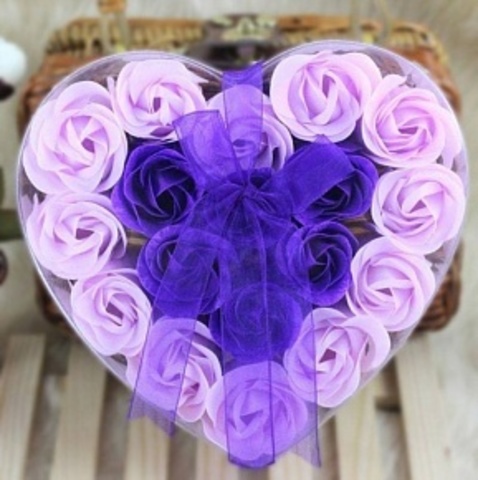 Мыльные розы в подарочной коробке в виде сердца фиолетовые