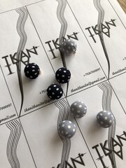 Пуговица обтяжная на металлической ножке (Ткань/металл, Серо-голубой фон/белый горошек, 16)