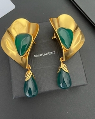 krupnye-sergi-klipsy-iz-latuni-s-zelyonoj-vstavkoj-ysl