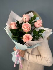 Букет из 5 нежных роз с зеленью в дизайнерской, упаковке с доставкой