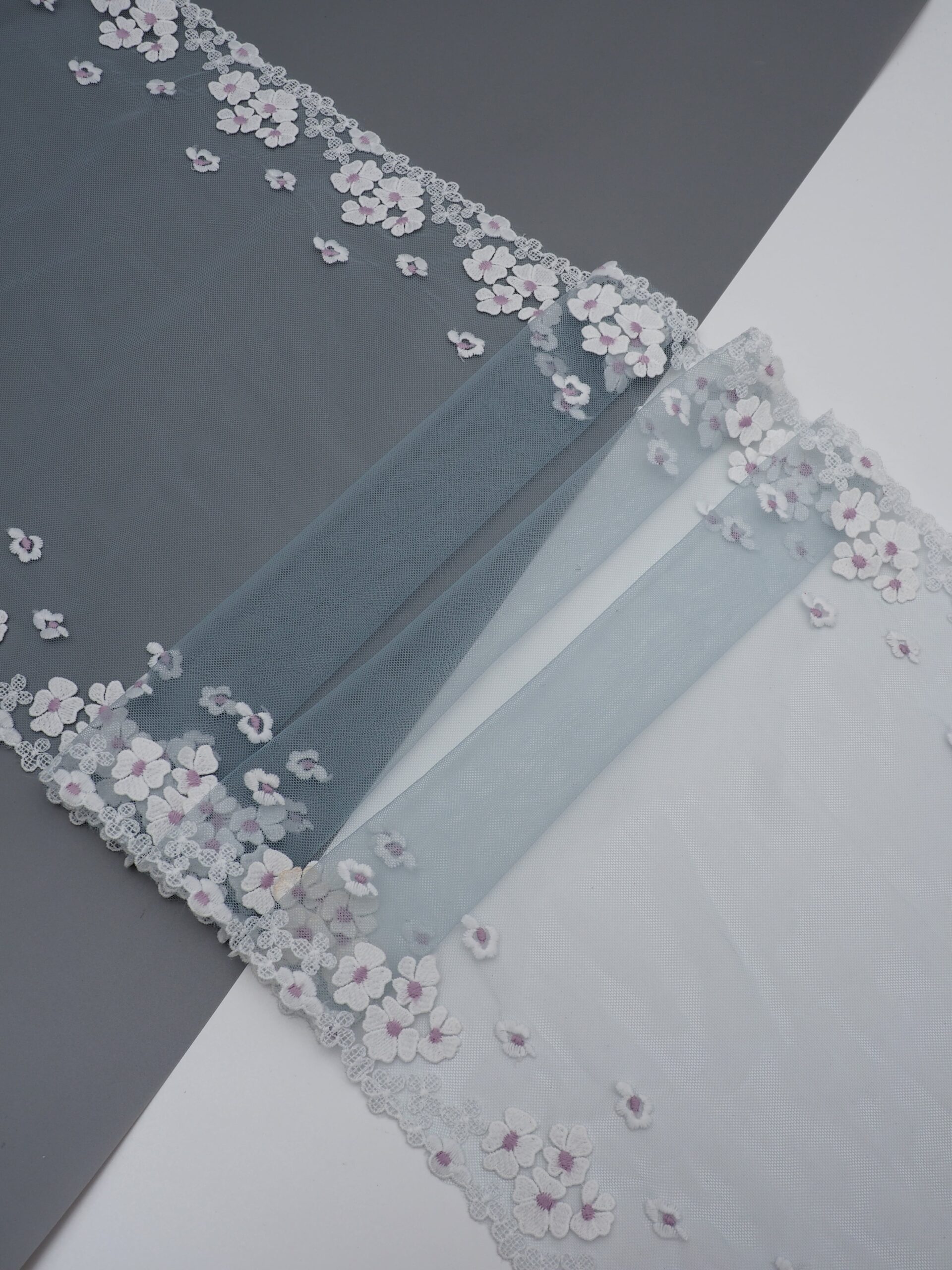 Вышивка на сетке светло-голубая с белым и лиловым неэластичная ширина 31 см