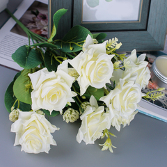 Розы искусственные остроконечные 4,5 см с травкой, букет 7 веток, 30 см.