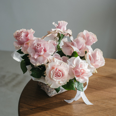 Композиция «Осенний подарок» — розы в декоративной корзине