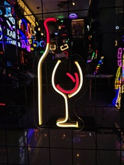 Неоновая вывеска "Бокал вина"