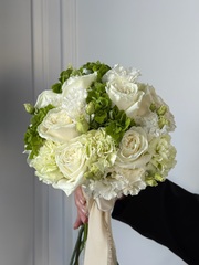 Свадебный букет из одноголовых роз, лизиантуса и гортензии