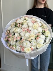 Гранд букет из кустовых роз, одноголовых роз и хризантемы