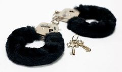 Меховые черные наручники с ключами - 