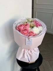 Букет из кустовых пионовидных роз, альстромерии и хризантемы