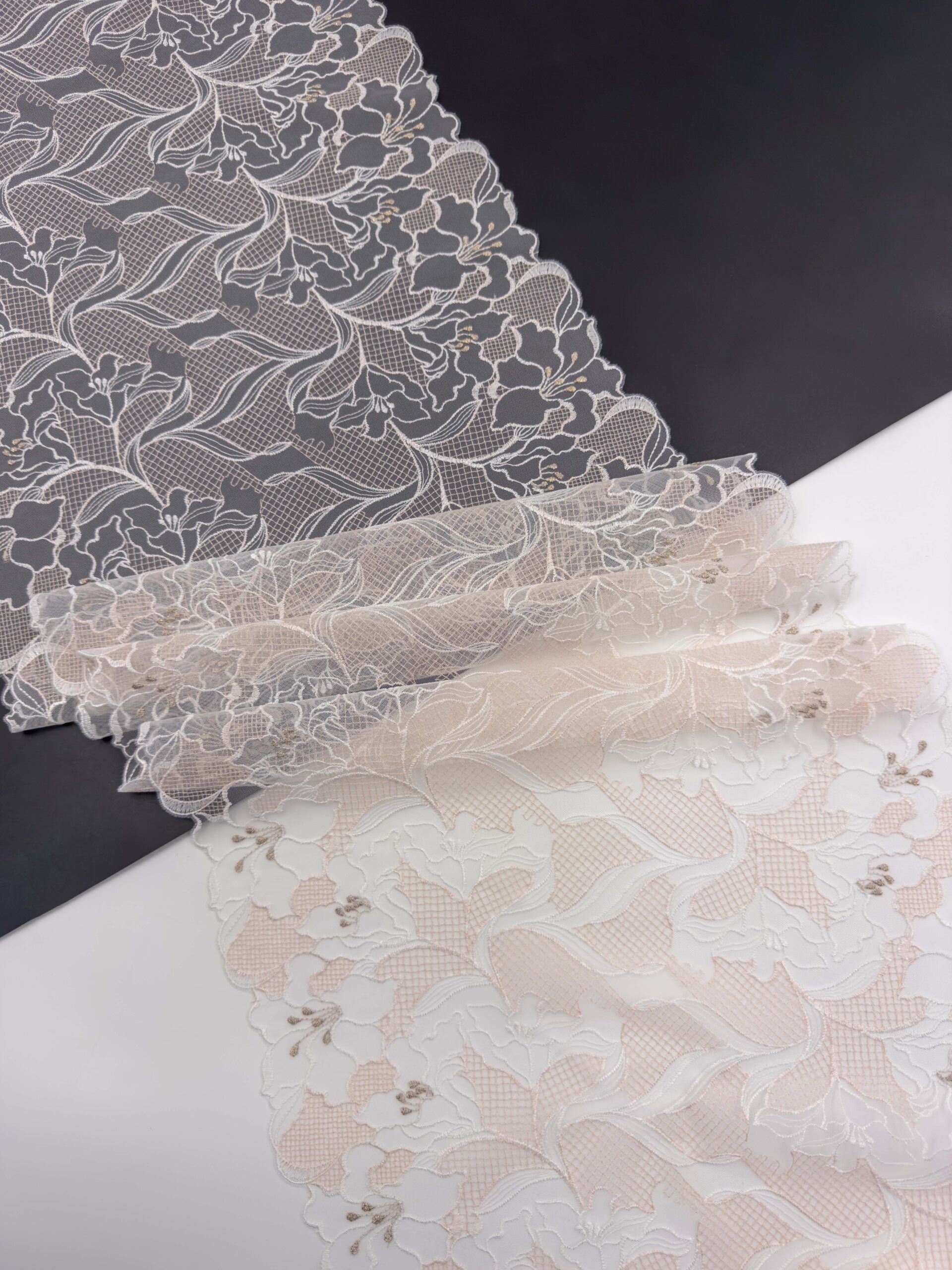 Вышивка на сетке персиково-розовая с белым, золотым и глиттером неэластичная ширина 33 см ОТРЕЗЫ