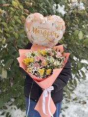 Букет цветов Альстромерии микс с гипсофилой + шар Мамуле