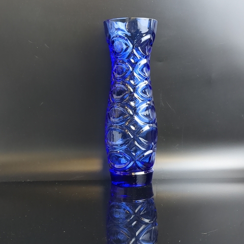 Ваза для цветов с рельефным декором синее кобальтовое стекло, стеклозавод "Зомбковице" (Ząbkowice) винтаж времен СССР 1970-1990 гг