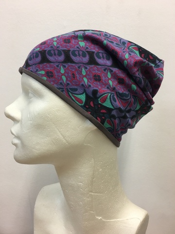 Стильная удлиненная шапочка бини из вискозного трикотажа с принтом Фиолетовый узор.