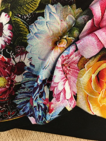Шапочка демисезонная двухсторонняя с принтом Розы и хризантемы в китайском стиле