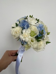 Свадебный букет из лизиантуса, гортензии, одноголовых роз, оксипеталума и эвкалипта