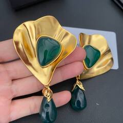 krupnye-sergi-klipsy-iz-latuni-s-zelyonoj-vstavkoj-ysl