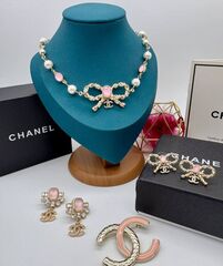 Серьги-пусеты Банты style by CHANEL с розовым камнем