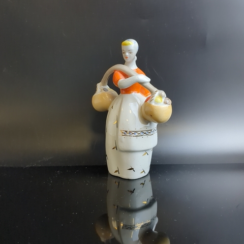 Статуэтка "Девушка с коромыслом" ("Девушка с грибами"), автор Н. Ф. Бобик и Т. Н. Шуляк, фарфор, роспись, золочение, Полонский завод художественной керамики (Полонное ЗХК), СССР, 1973-1990 гг.