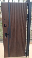 Входная дверь в квартиру Лабиринт Кармина Американский орех с патиной Гладкая Ясень темный