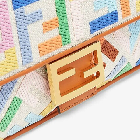 Сумка Fendi из холщовой ткани бежевого цвета Baguette