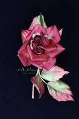 Брошь Бордовая роза из шелка с золотом