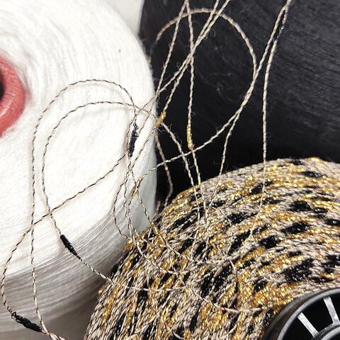 Меринос с люрексом и шишибриками NODINO LUREX 900 черно-бежевый с золотом