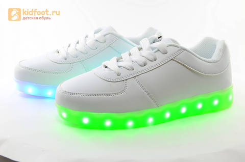 Светящиеся кроссовки с USB зарядкой Fashion (Фэшн) на шнурках, цвет белый, светится вся подошва. Изображение 10 из 29.