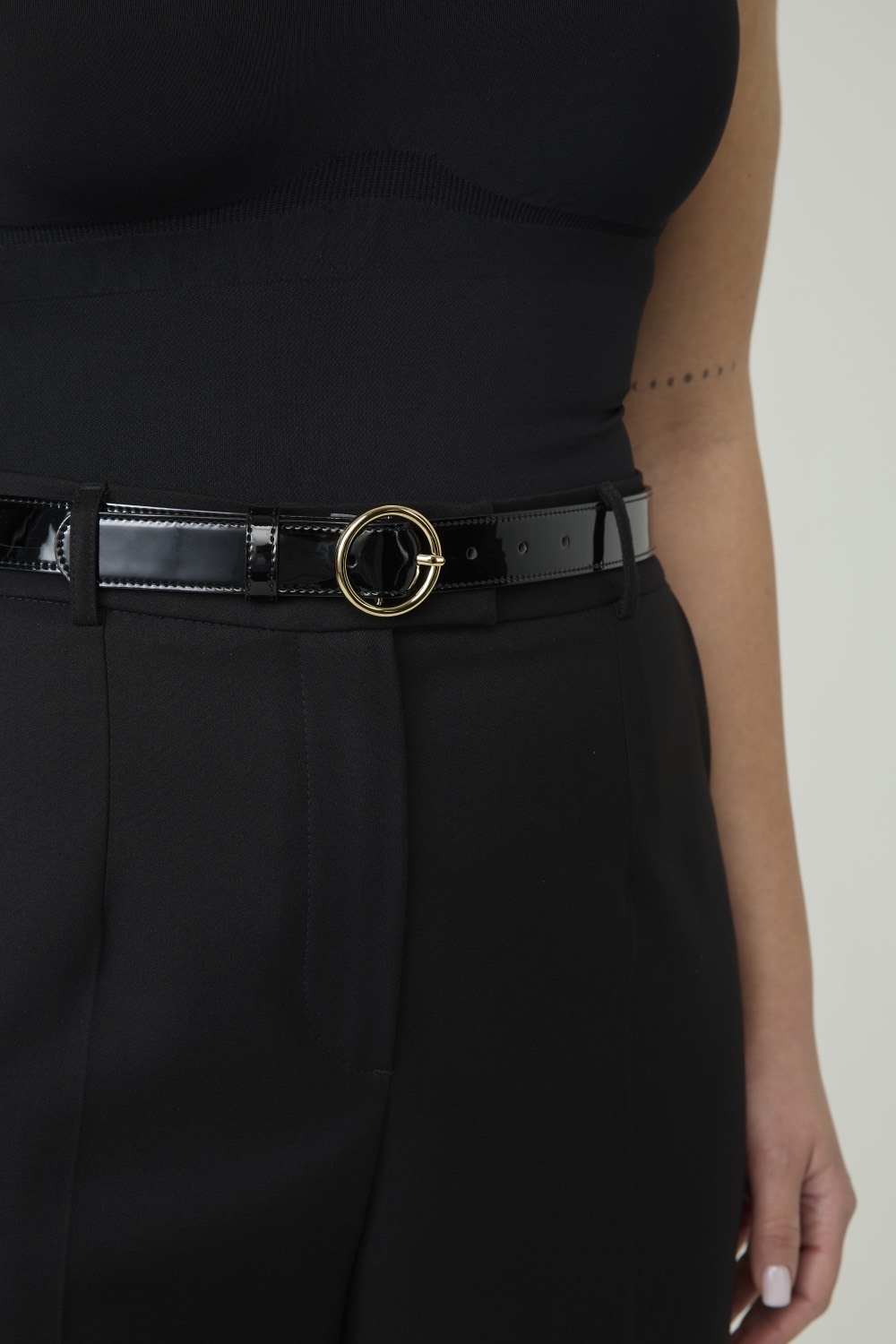 Узкий ремень из лаковой кожи, черный 25 мм