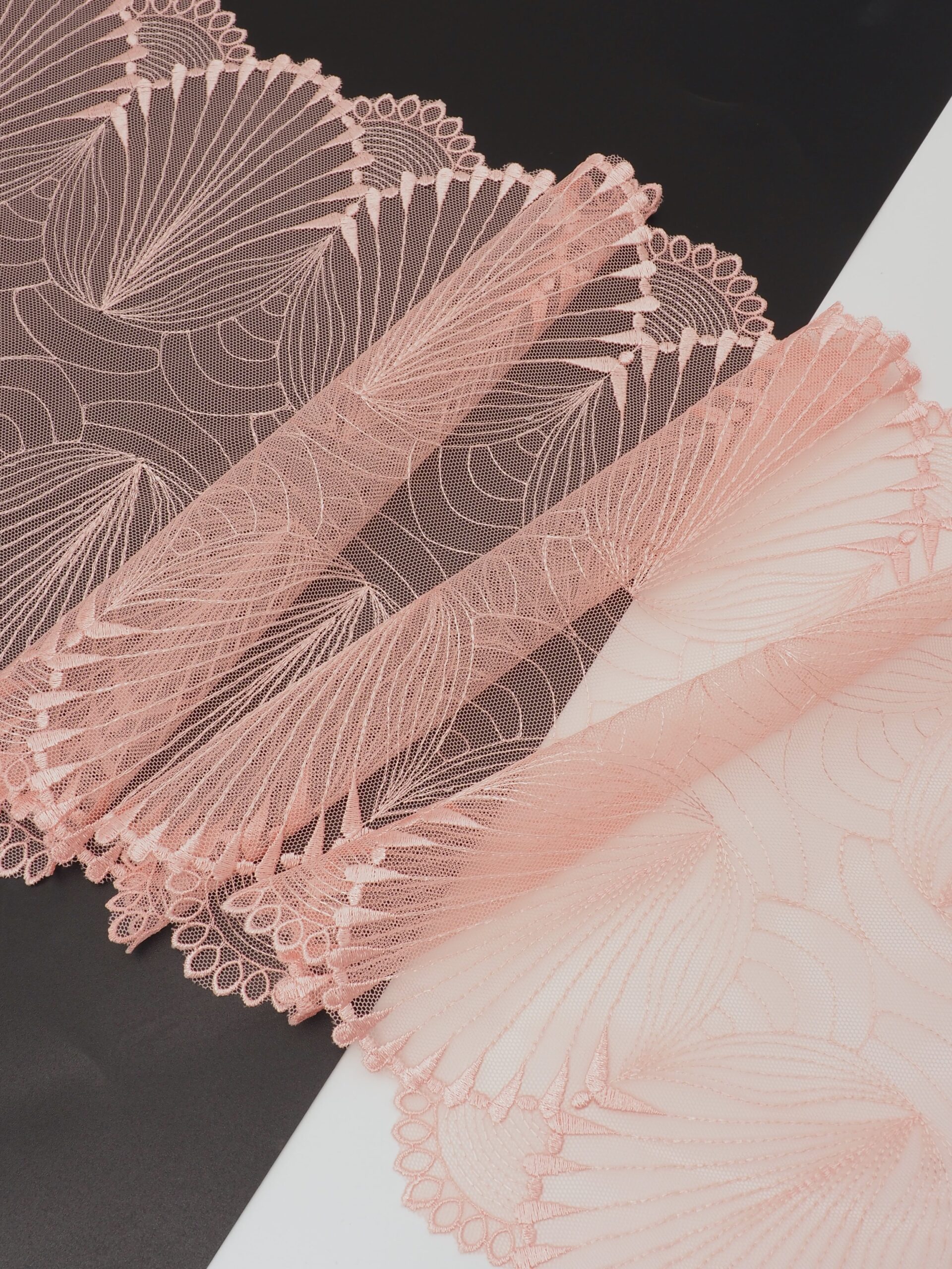 Вышивка на сетке коралловый миндаль неэластичная ширина 24 см