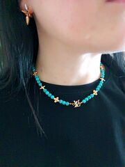 83236 - Колье-чокер в стиле LV с бусинами под бирюзу