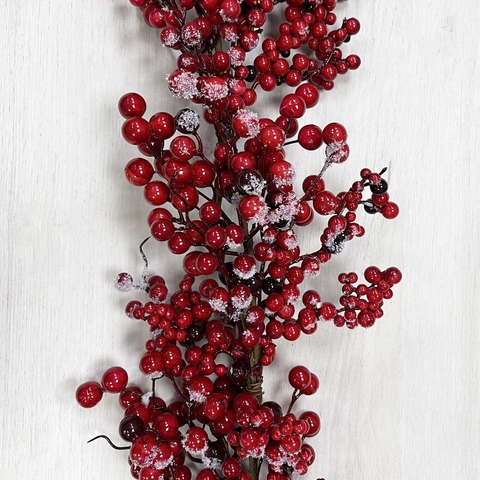 Гирлянда из красно-бордовых ягод 260см ChristmasDeLuxe заснеженная