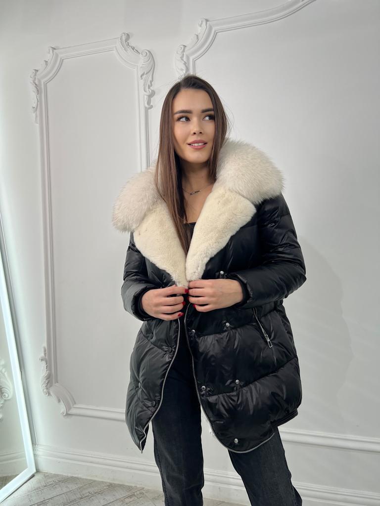 Черный пуховик с декоративной молнией и белым меховым воротником