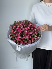 Букет моно из кустовых роз 25 шт