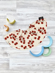 Двусторонний нагрудник Mjölk Cherry Tomatoes