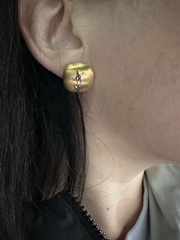 27344 -Серьги пусеты квадратные округлые из латуни YSL цвет матовое золото/матовое серебро