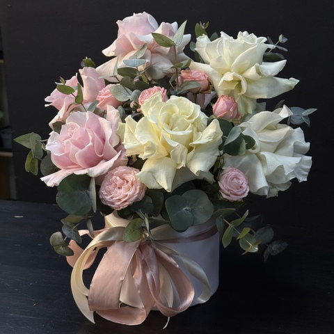 Цветочная композиция из роз и эвкалипта в боксе