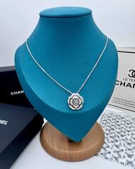 kole-chanel-s-podveskoj-roza-kollekciya-bouton-de-camelia-white-vgold