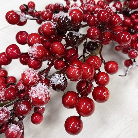 Гирлянда из красно-бордовых ягод 260см ChristmasDeLuxe заснеженная