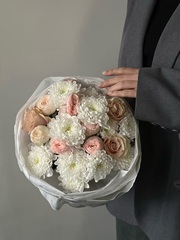 Авторский букет из хризантемы, кустовых пионовидных и классических роз